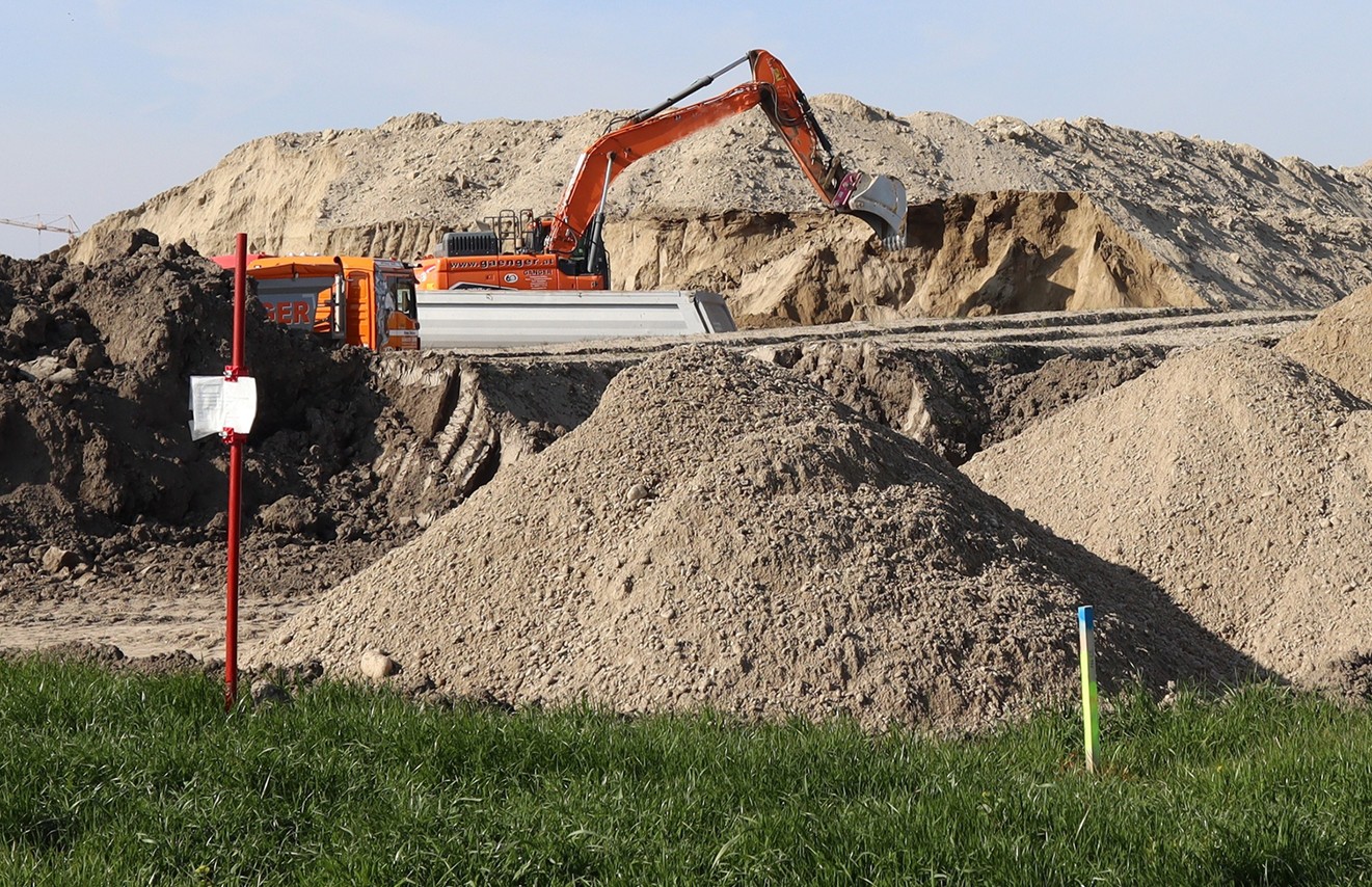 Bagger auf Deponie