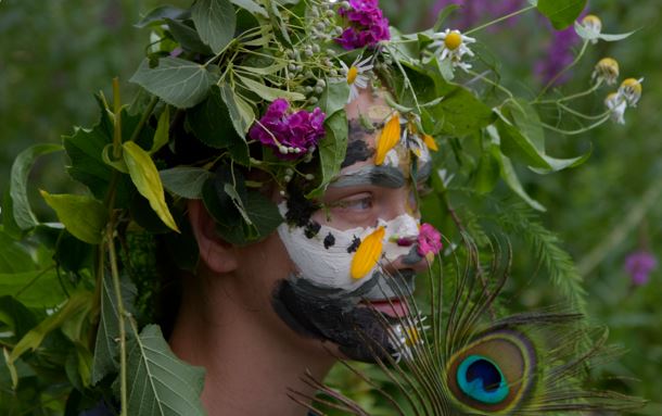 Foto ein mit Blumen geschmücktes Gesicht