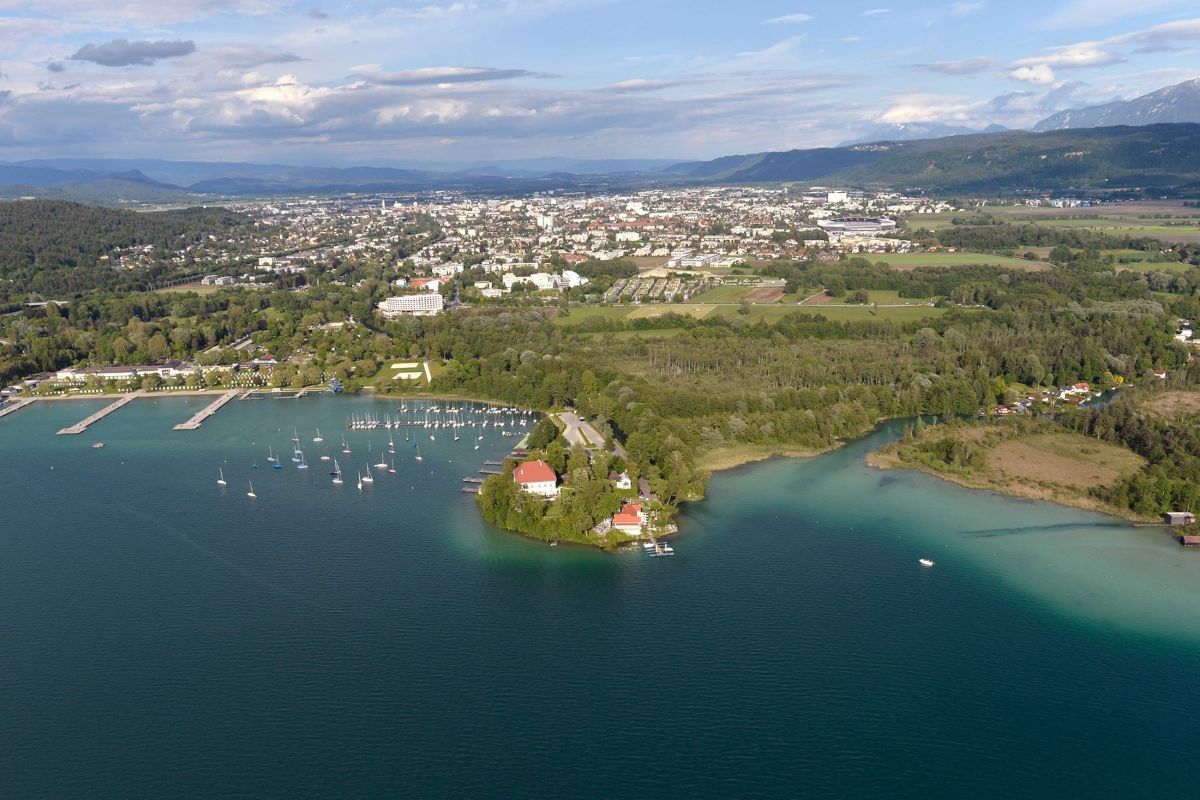 Klagenfurt von oben mit Wörthersee im Vordergrund