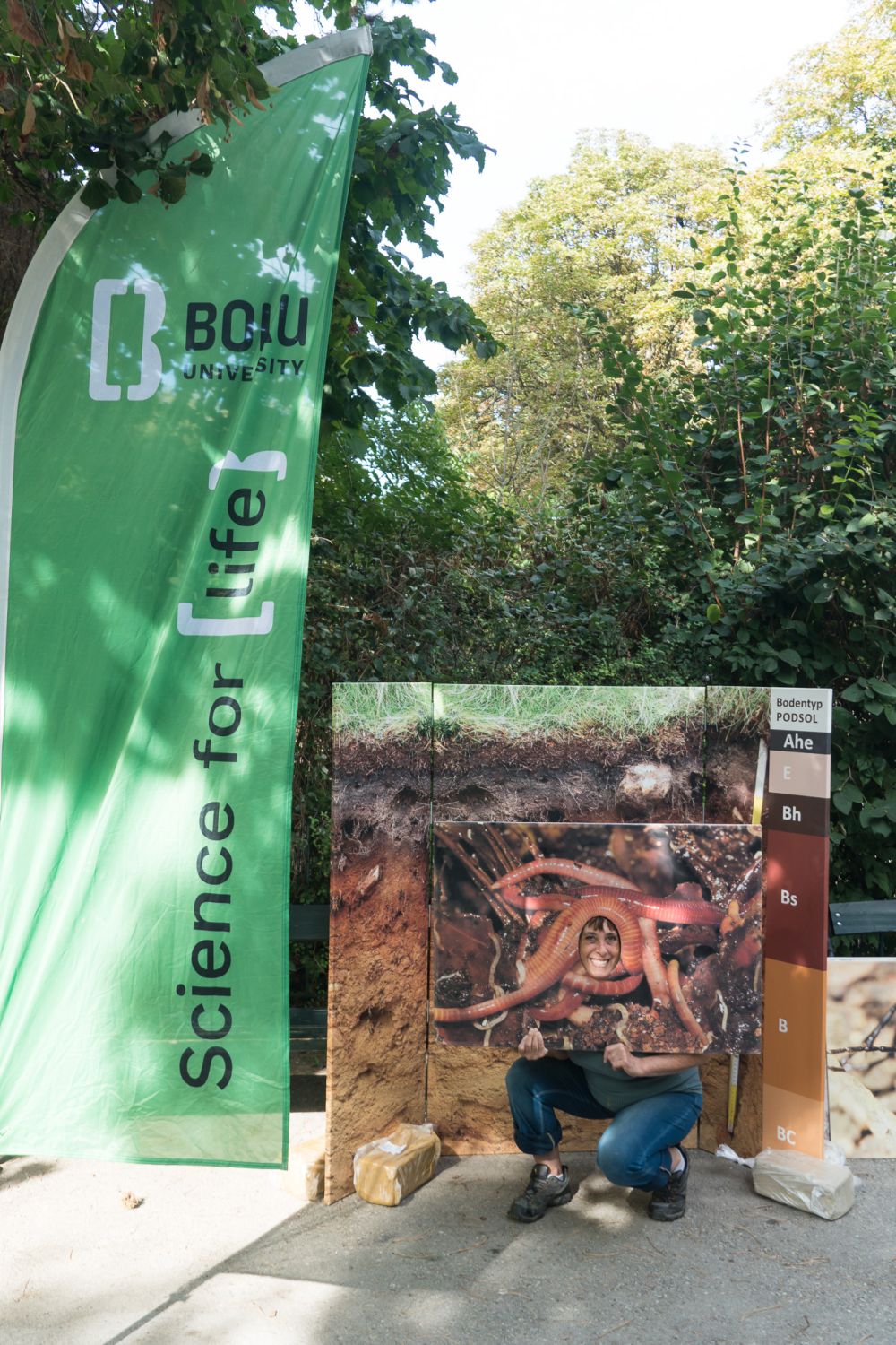 Bodentierplakat vor einem Bodenprofil