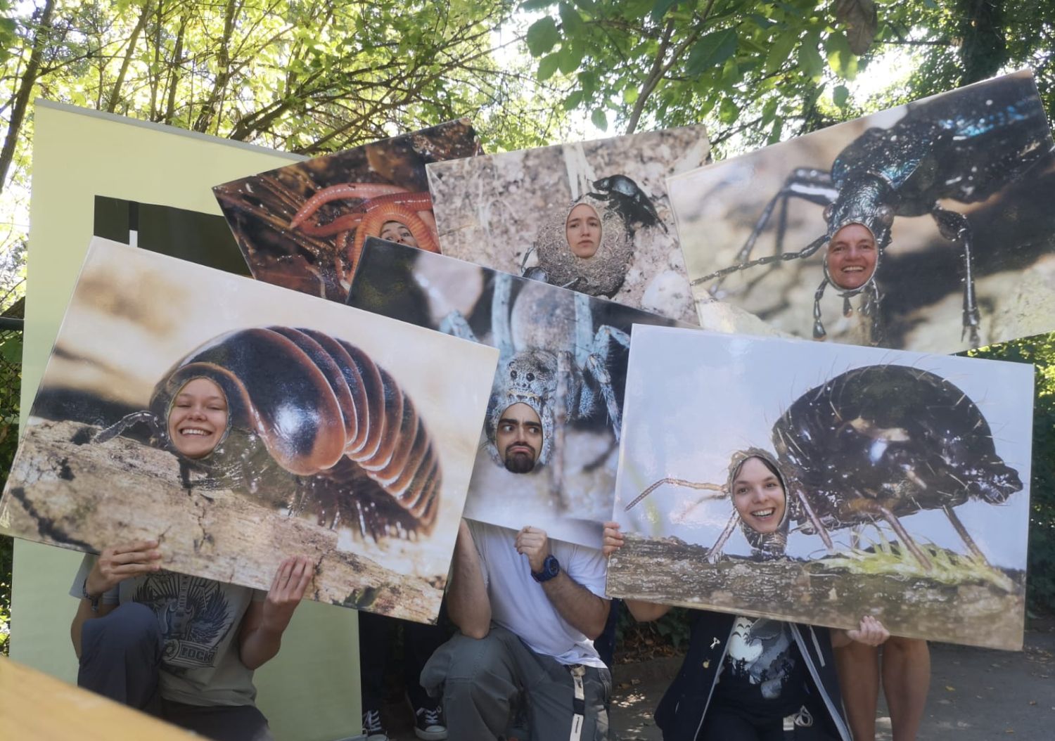 Lustige Bodentierplakate wo Personen ihre Köpfe durchstecken können am Boden lebt Stand bei den Artenschutztagen im Zoo Schönbrunn